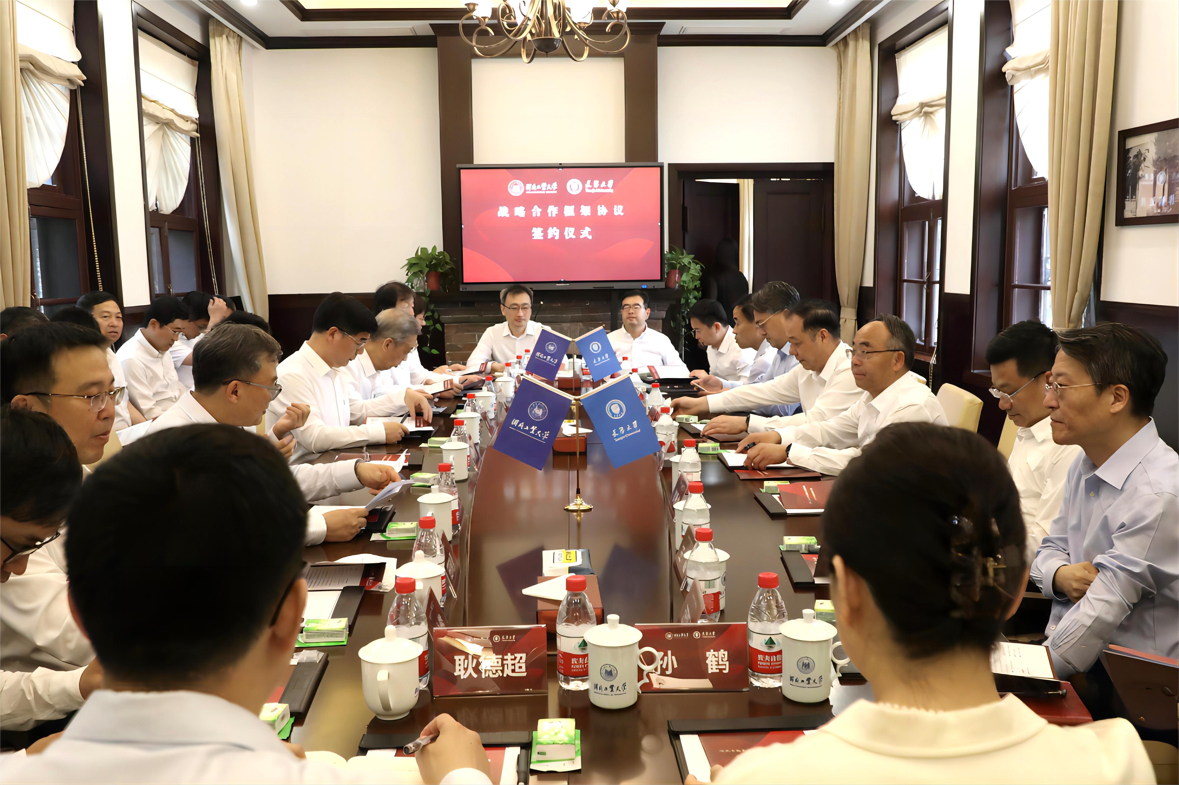 02 河北工大与天津大学战略合作框架协议签约会场(韩旭 杨贤金.jpg